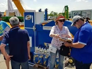 Демонстрируем зерновой сепаратор участникам и посетителям выставки